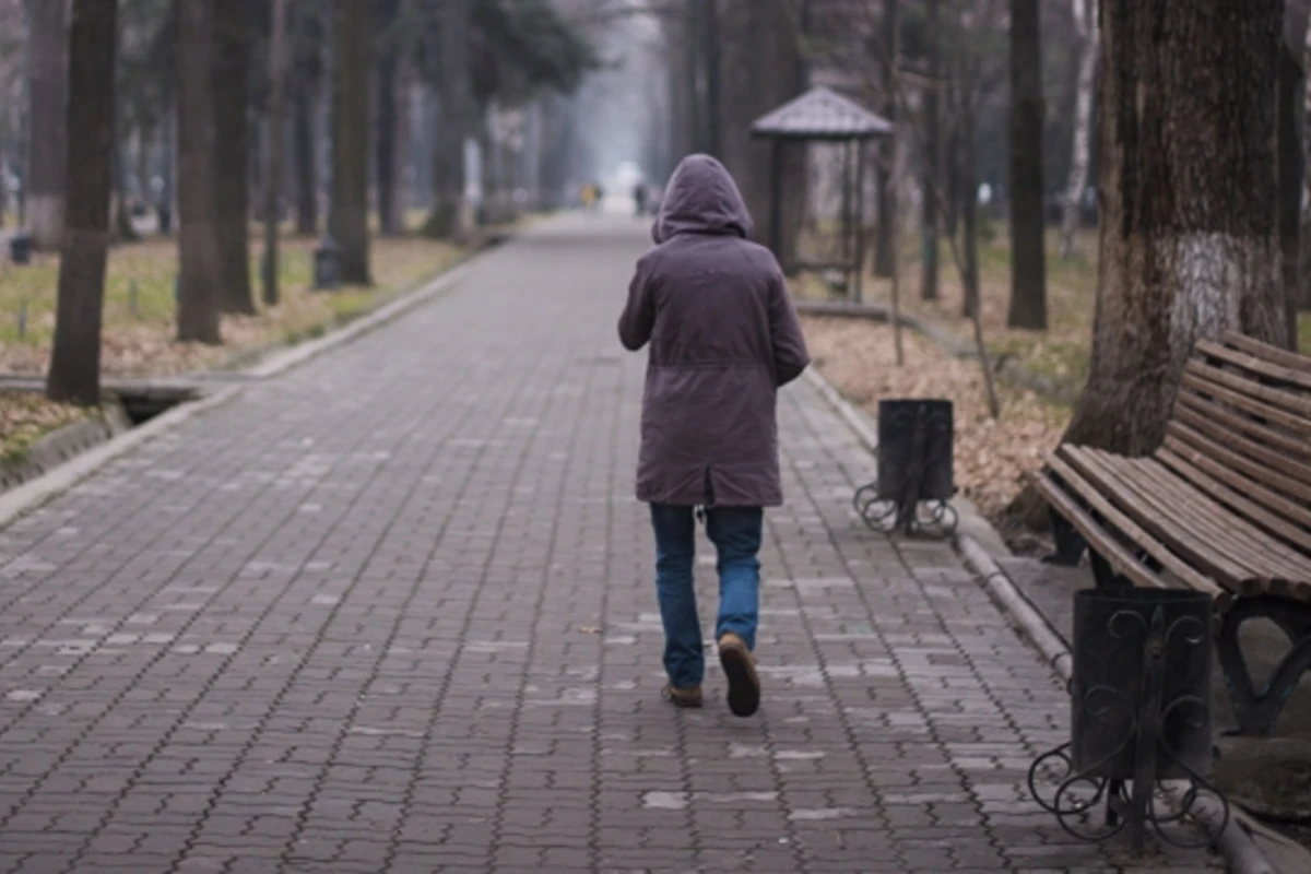 В Киргизии начали штрафовать за плевки на улице: одним из первых наказан полицейский - ВИДЕО