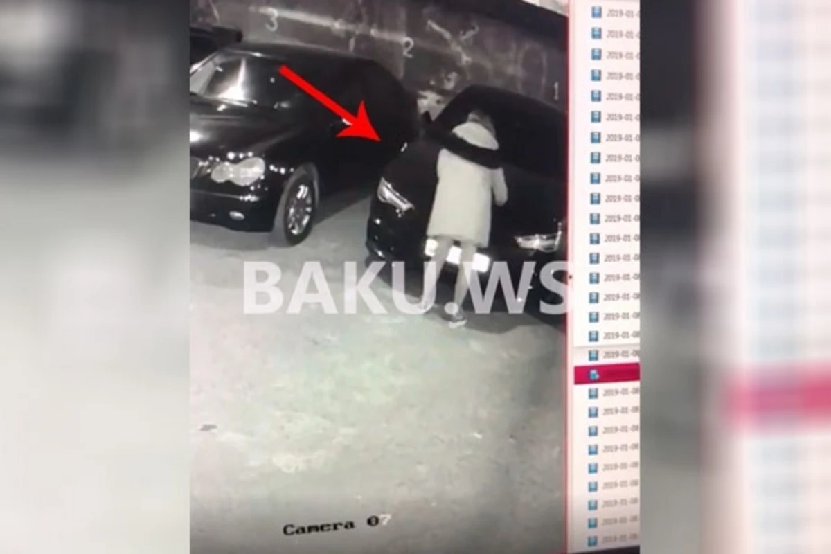 Неожиданный поступок девушек ночью в Баку попал на камеры наблюдения - ВИДЕО