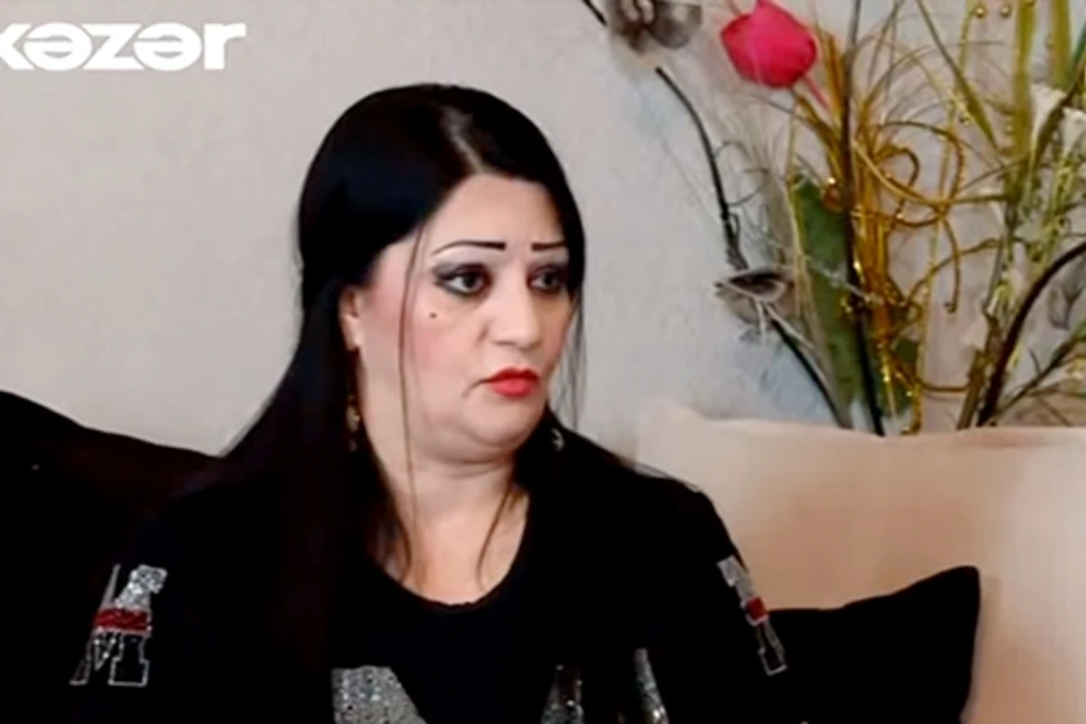 Bakıda qadını hipnoz edib 5 min manat pulunu əlindən aldılar - VİDEO Bakıda qadını hipnoz edib 5 min manat pulunu əlindən aldılar - VİDEO