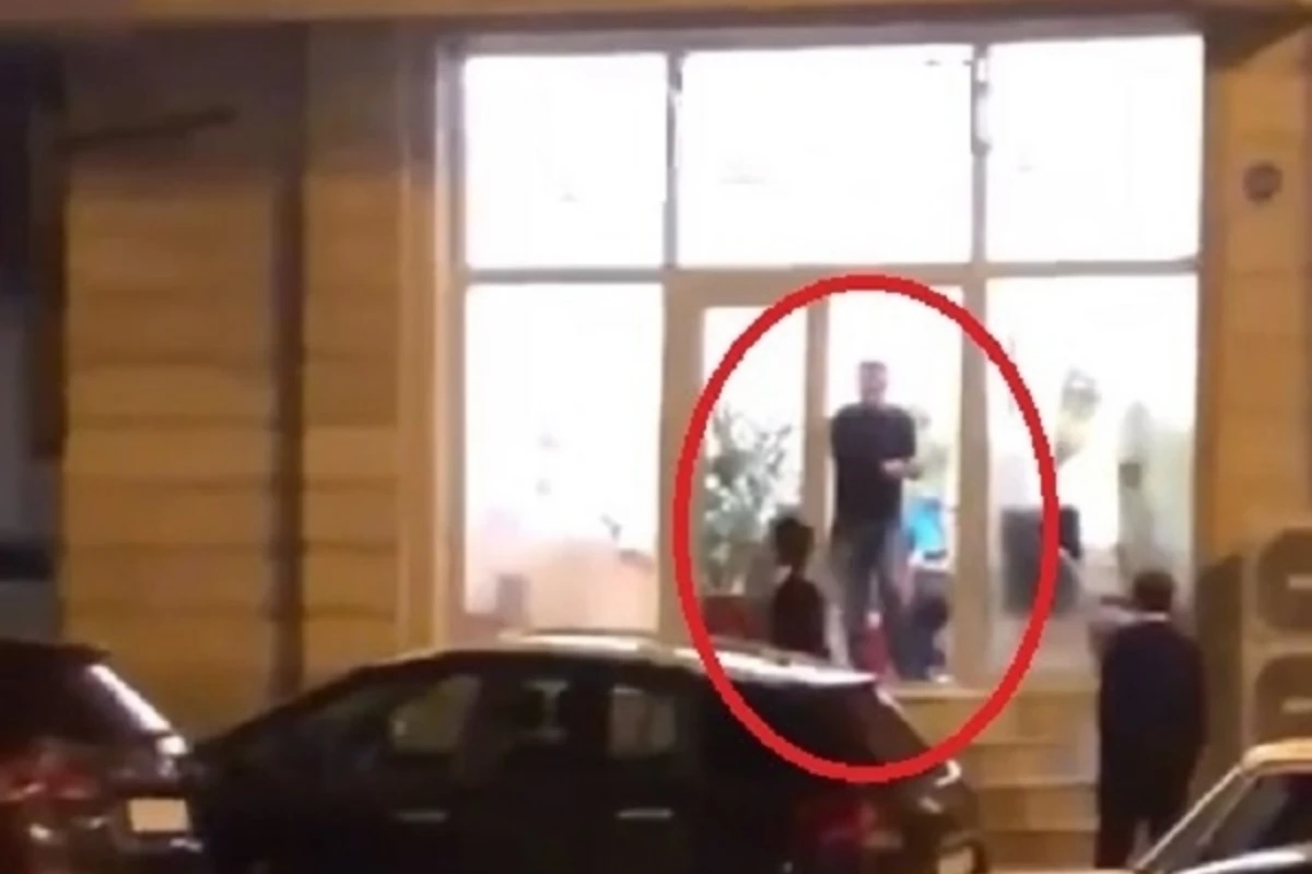 В Баку мужчина разбил стекла автомобиля и атаковал офис компании - ВИДЕО