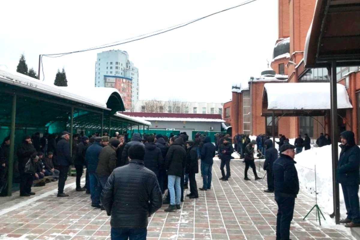 В Москве азербайджанцев не пустили на пятничный намаз - ФОТО+ВИДЕО
