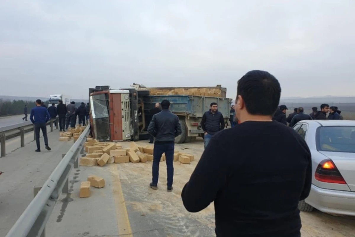 Hacıqabulda “KamAZ” aşdı, yol bağlandı - Fotolar