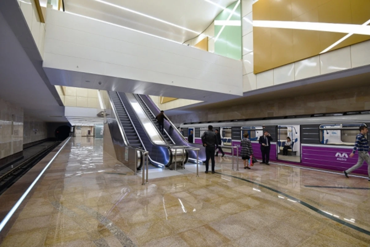 Zaur Hüseynov metronu təmizləyən 100 nəfəri işdən çıxardı Zaur Hüseynov metronu təmizləyən 100 nəfəri işdən çıxardı