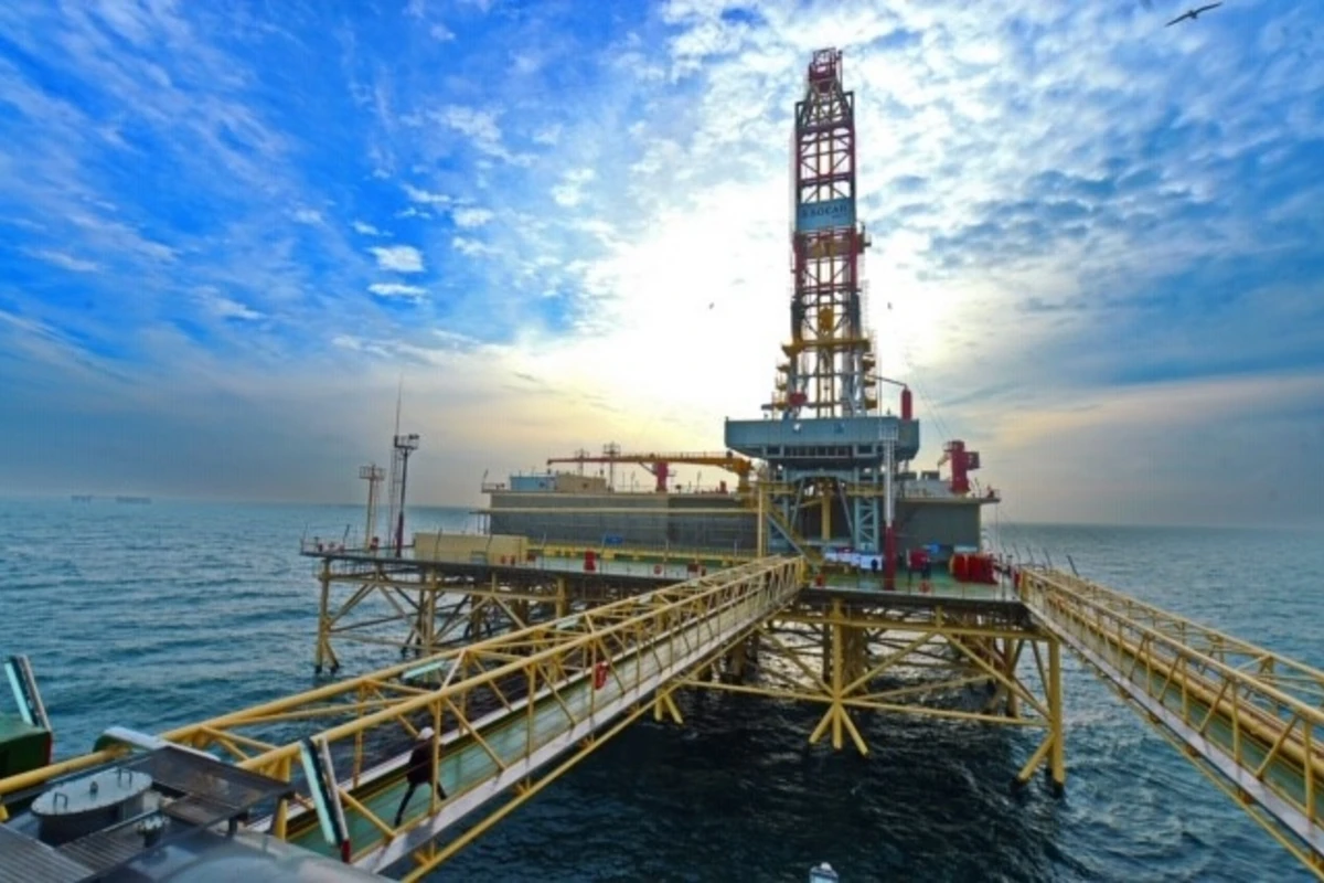 Свыше 1 700 нефтяников эвакуируют из-за плохой погоды