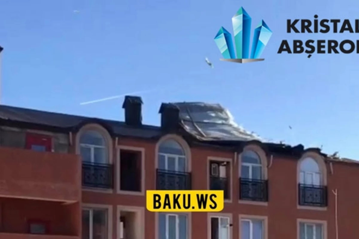 Güclü küləyin ilk fəsadı: Hündürmərtəbəli binanın damı uçdu - VİDEO Güclü küləyin ilk fəsadı: Hündürmərtəbəli binanın damı uçdu - VİDEO