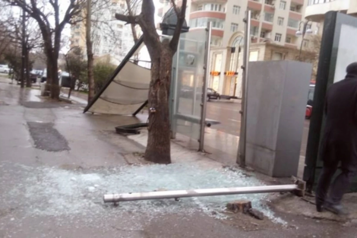 Fırtına Bakıda dayanacağı dağıtdı - FOTO