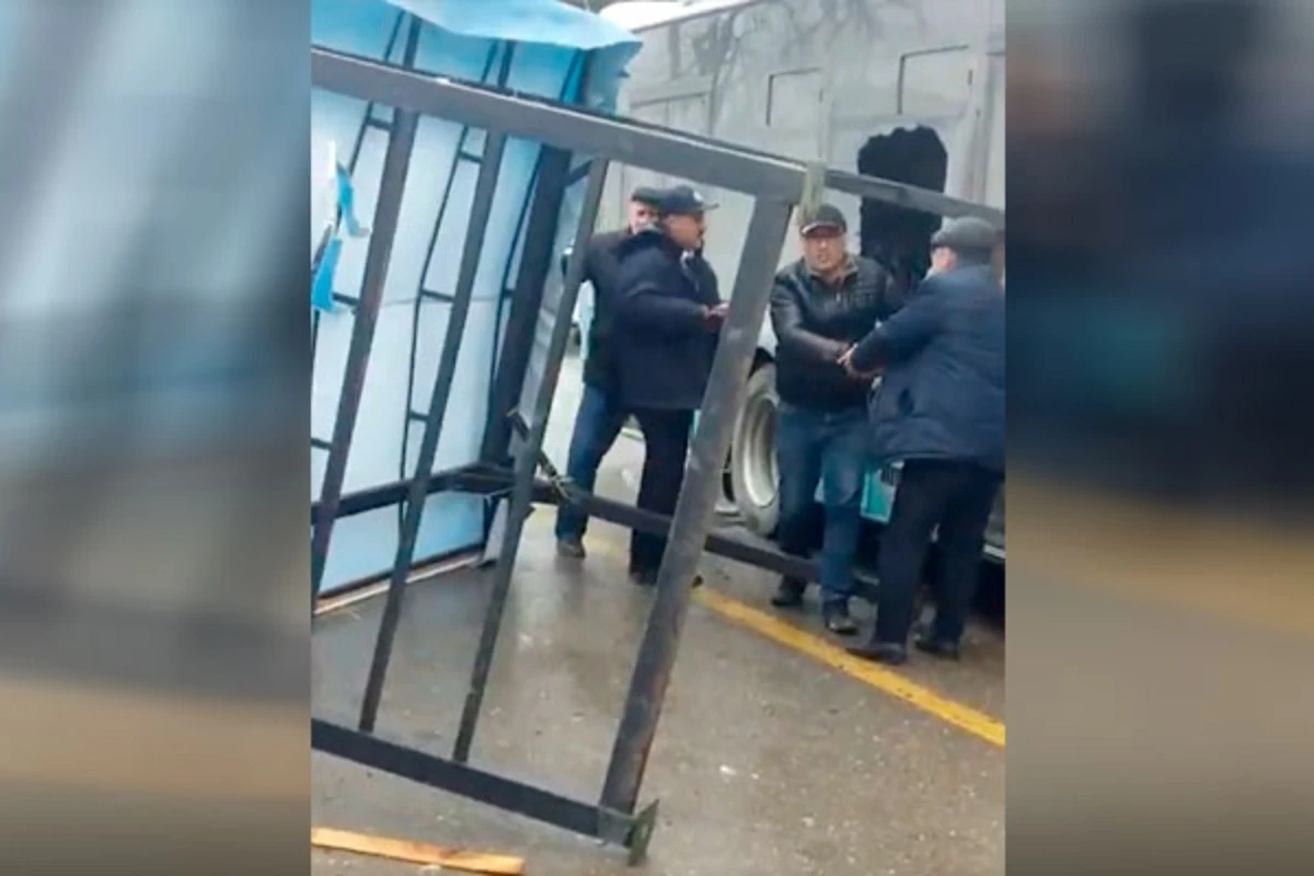 Güclü küləyin daha bir fəsadı – Dəmir avtobusa girdi – VİDEO Güclü küləyin daha bir fəsadı – Dəmir avtobusa girdi – VİDEO