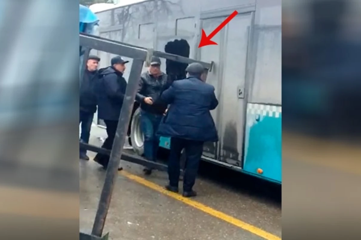 Последствия ветра: металлическая конструкция обрушилась на автобус - ВИДЕО