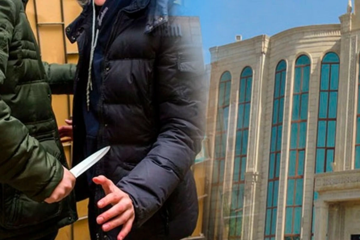 В Баку официант ресторана ударил ножом посетителя