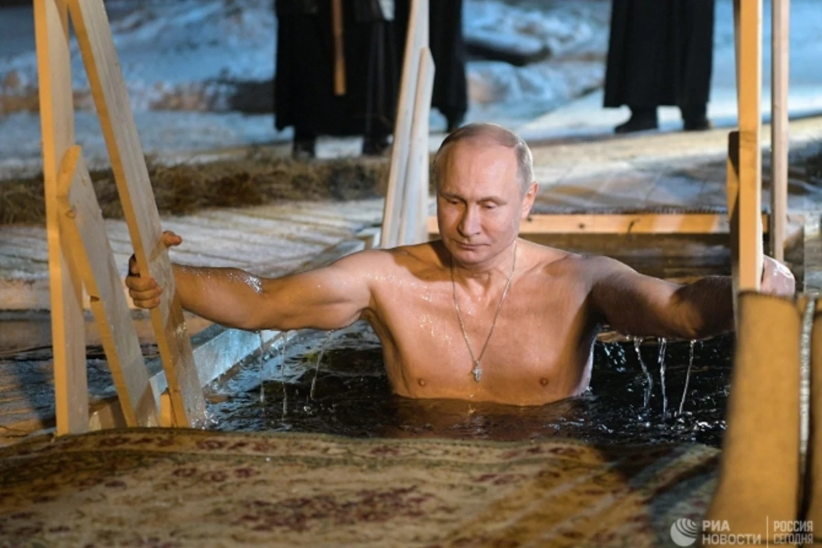 Putin xaç suyuna girdi - VİDEO Putin xaç suyuna girdi - VİDEO
