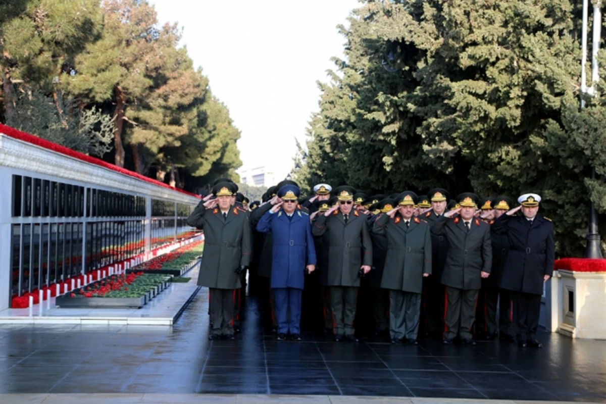 Müdafiə Nazirliyinin şəxsi heyəti Şəhidlər xiyabanını ziyarət edib (FOTO)