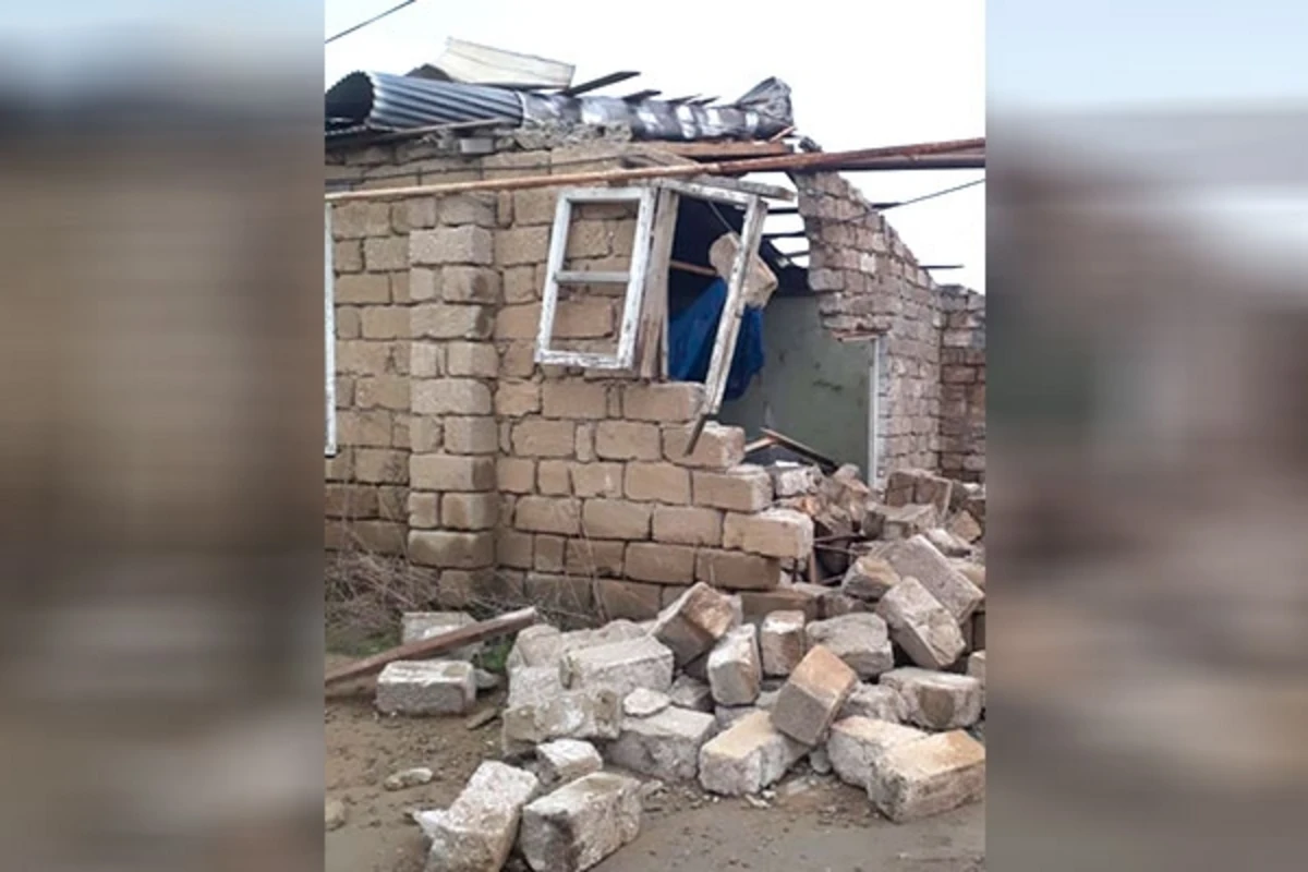 Сильный ветер разрушил в Баку дом для церемоний - ВИДЕО