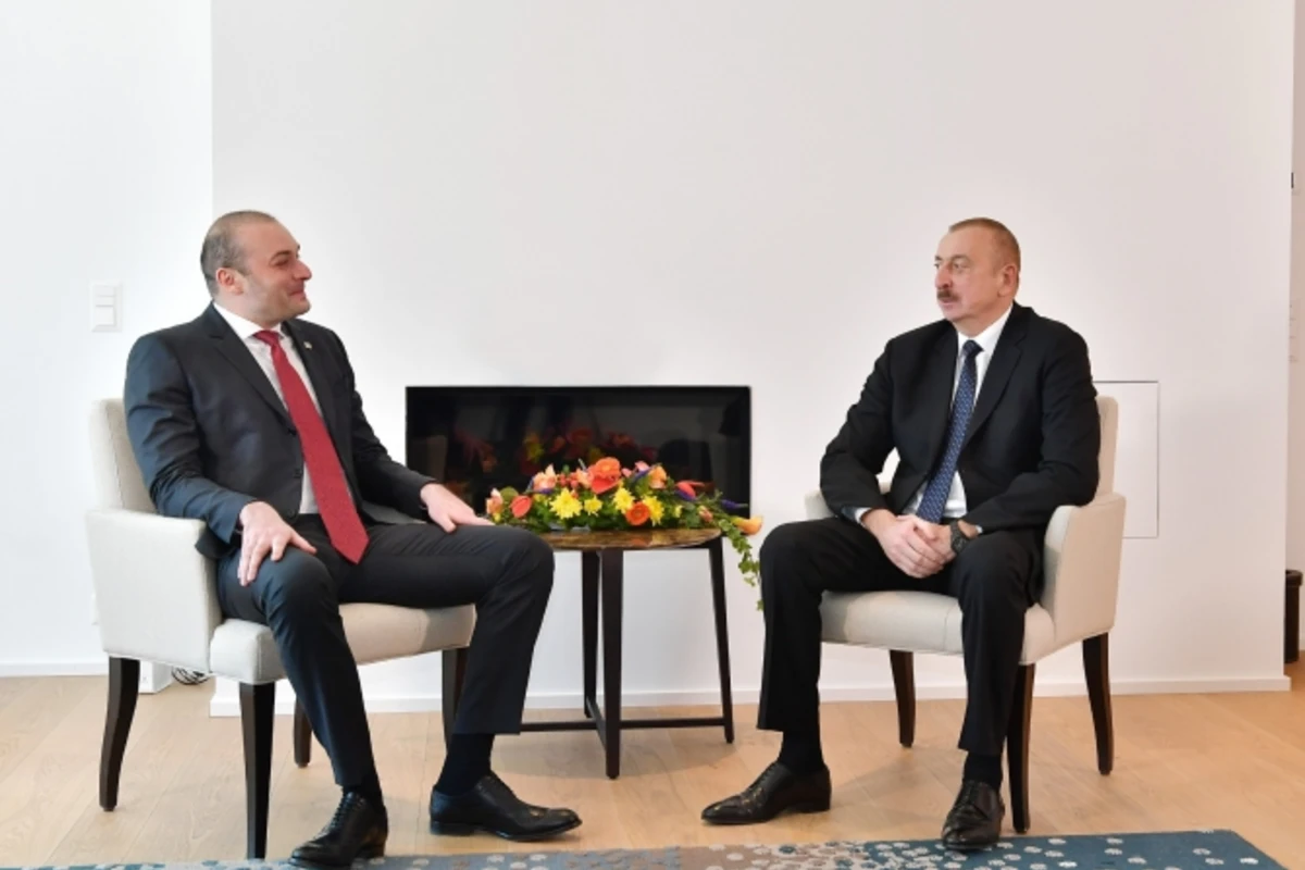 Azərbaycan Prezidenti və Gürcüstanın Baş naziri arasında görüş keçirilib - FOTO Azərbaycan Prezidenti və Gürcüstanın Baş naziri arasında görüş keçirilib - FOTO