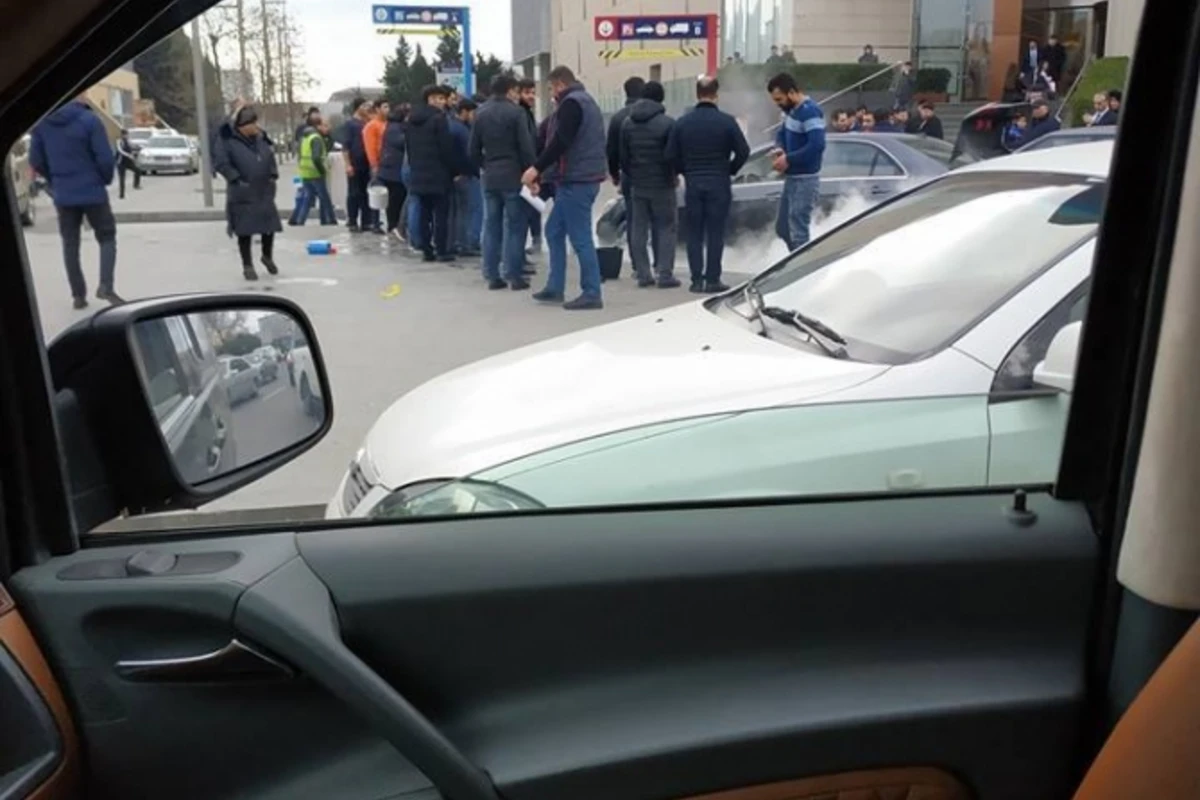 Камеры зафиксировали тревожные моменты перед Ganjlik Mall - ВИДЕО
