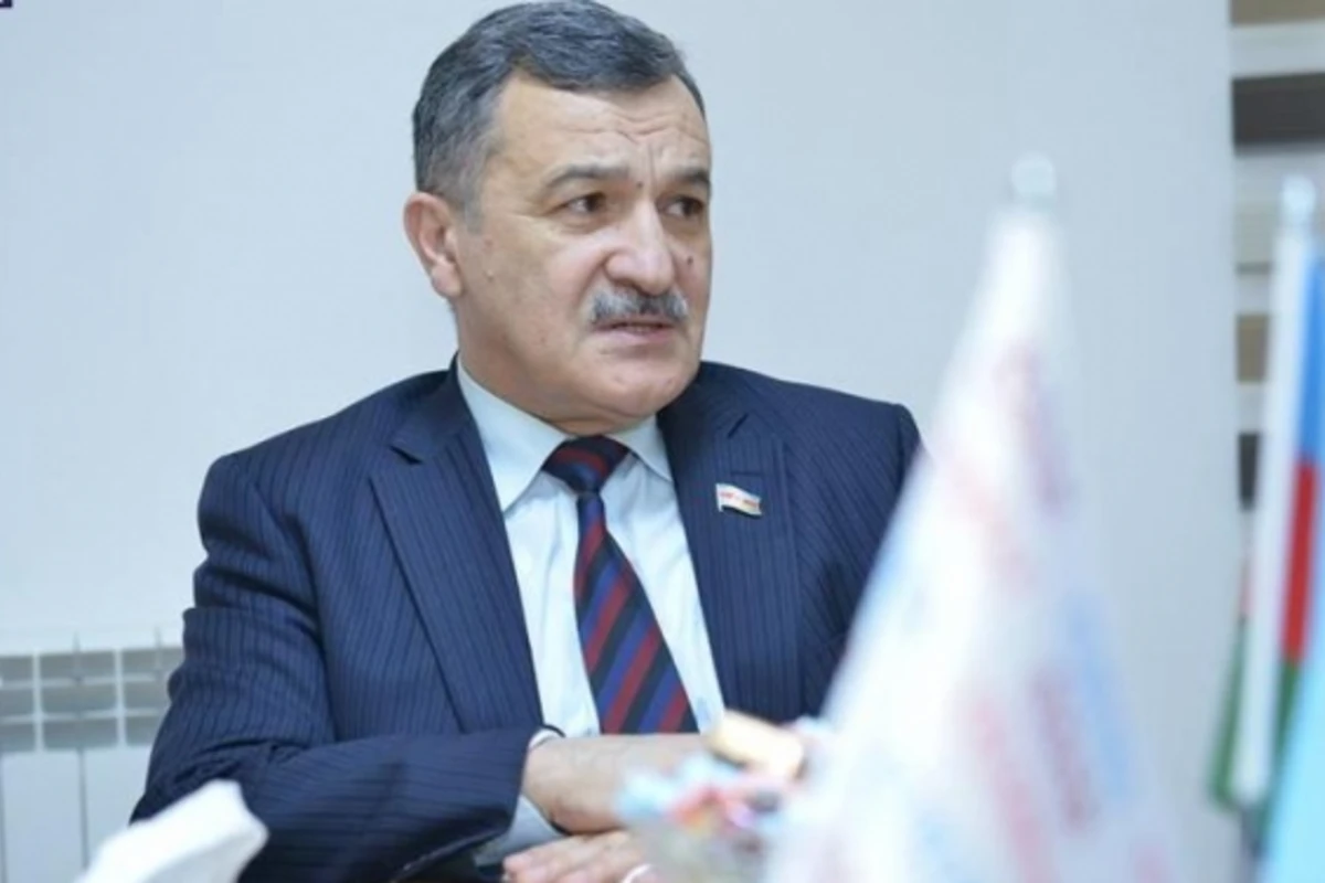 Deputat supermarketdə kassir qıza kreslo verdirdi