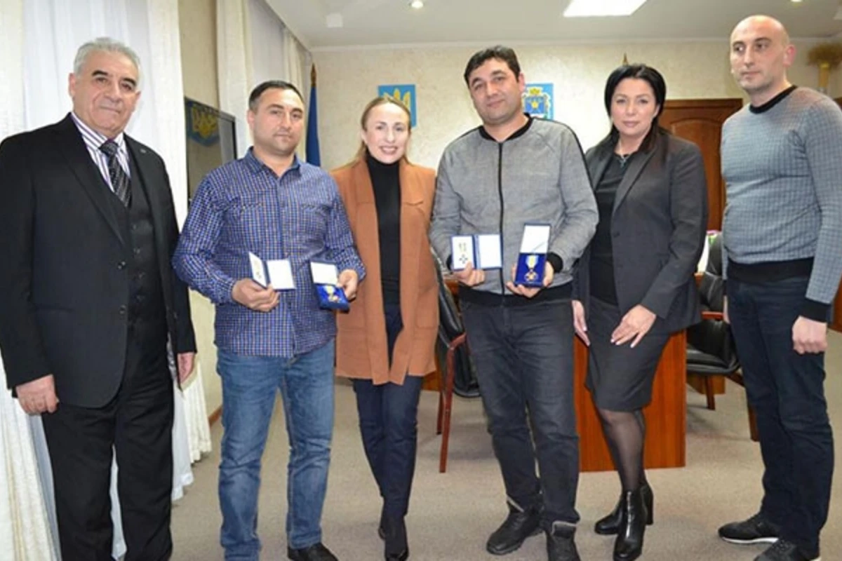 Ukraynada bir ailəni xilas edən azərbaycanlı qardaşlara mükafat verildi - FOTO