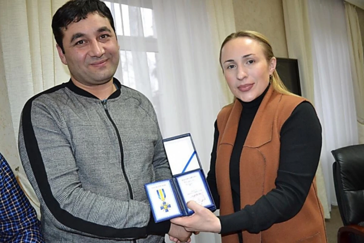 Награждены азербайджанцы, спасшие семью из горящего авто в Украине - ВИДЕО