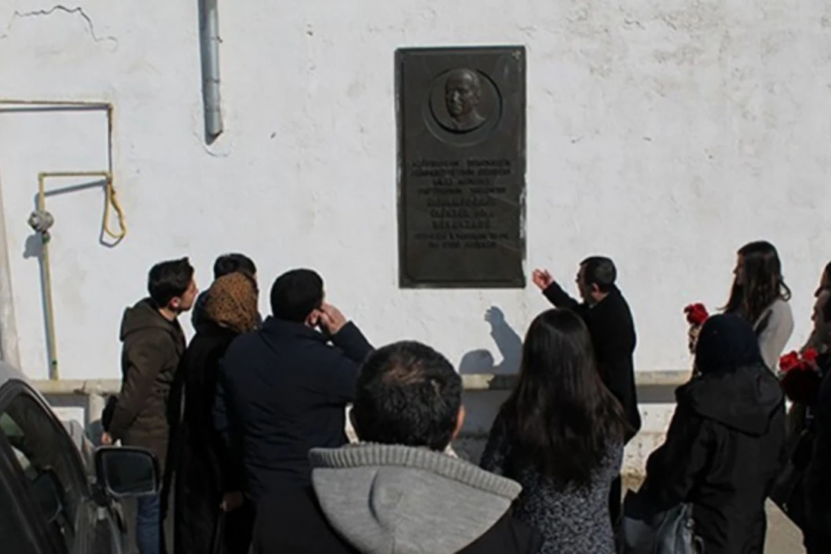 Sədr Rəsulzadənin barelyefi haqda: Bilmədim necə yazdırım ki, hamının xoşuna gəlsin - FOTO