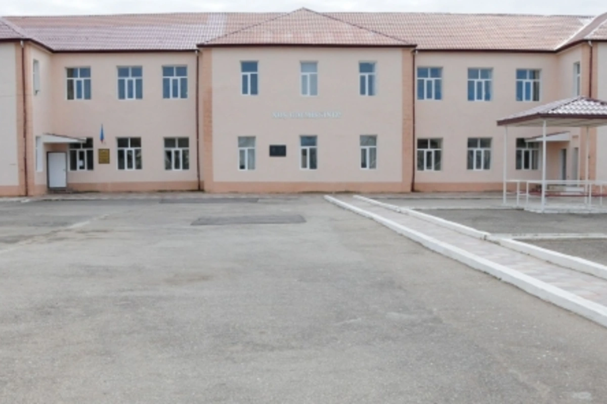 Bakıda bu məktəbin müəllimləri 5 gündür evlərinə gedə bilmir Bakıda bu məktəbin müəllimləri 5 gündür evlərinə gedə bilmir