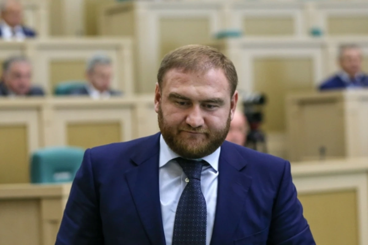 Российского сенатора арестовали во время заседания - ФОТО