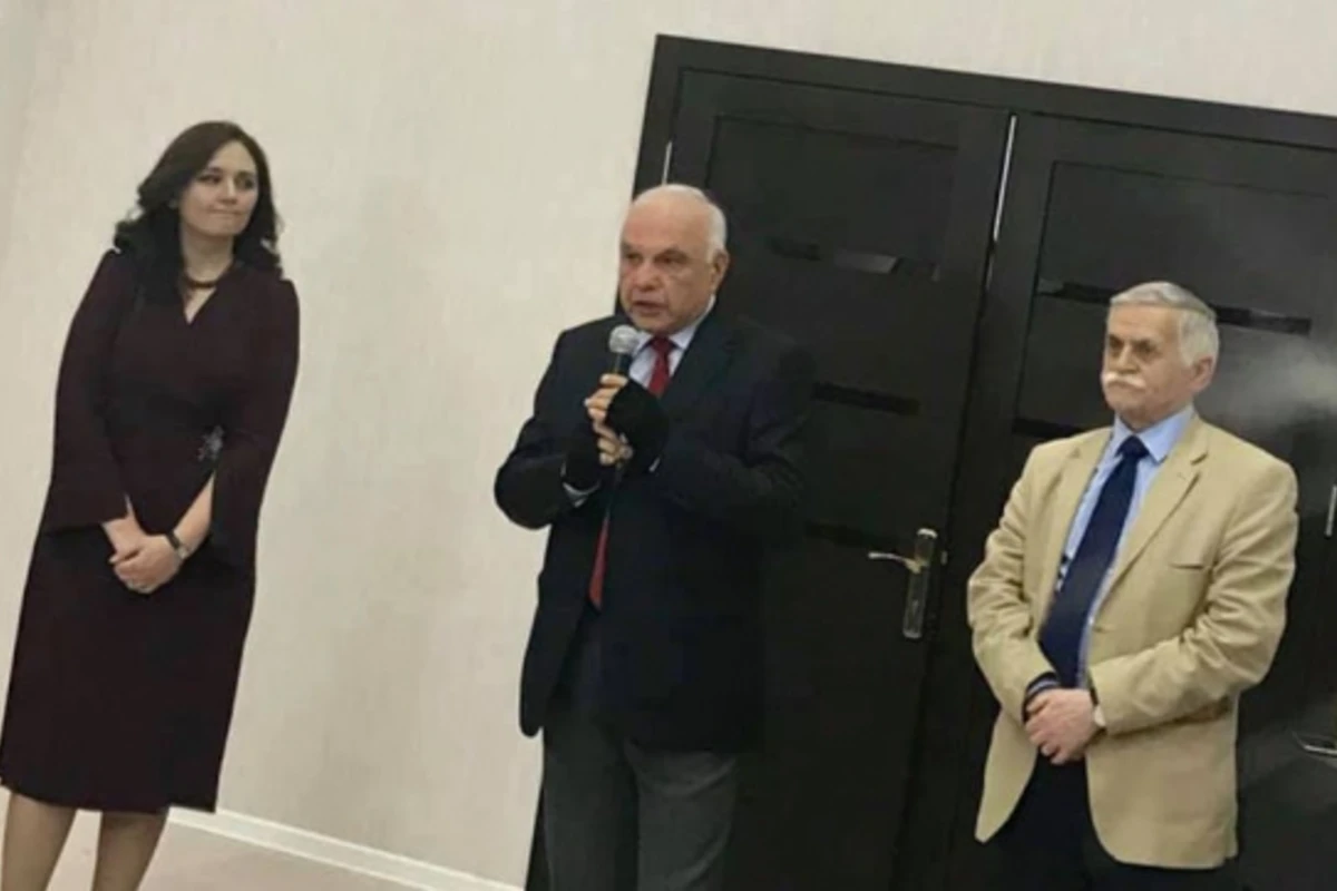 “Qara əlcəkli adam” - Cavanşir Quliyev əllərini niyə gizlədir?
