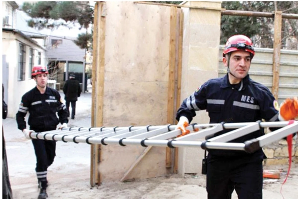 Bakıda çarpayıdan yıxılan kişini FHN xilas etdi