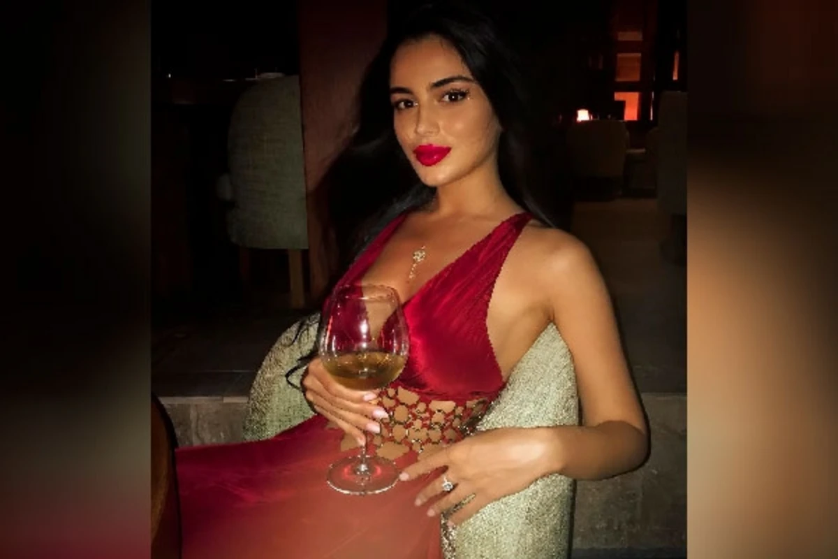 Azərbaycanlı model Dubayda rəfiqələri ilə belə əyləndi - VİDEO