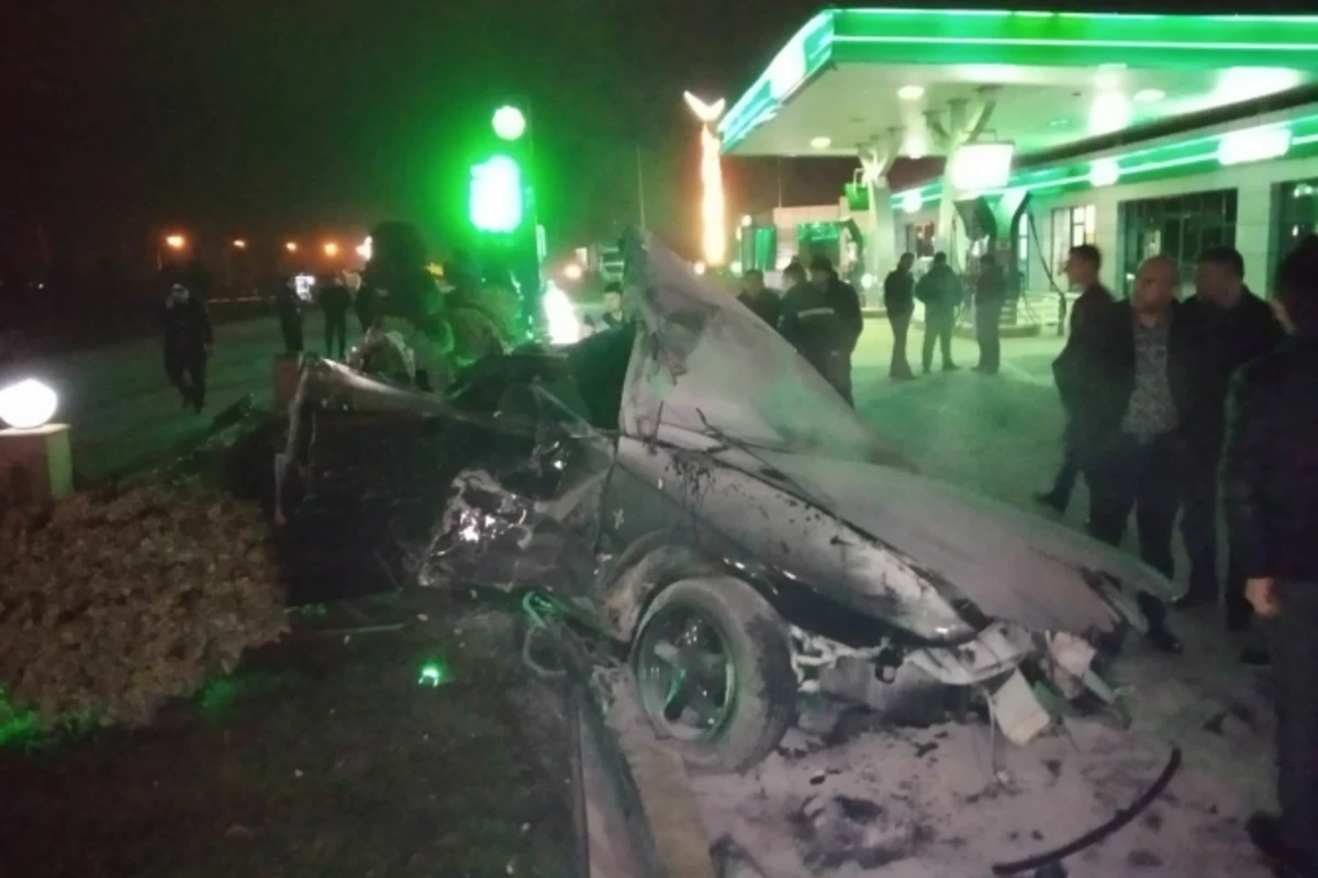 Sumqayıtda maşın yanacaqdoldurma məntəqəsinə çırpılıb - FOTO