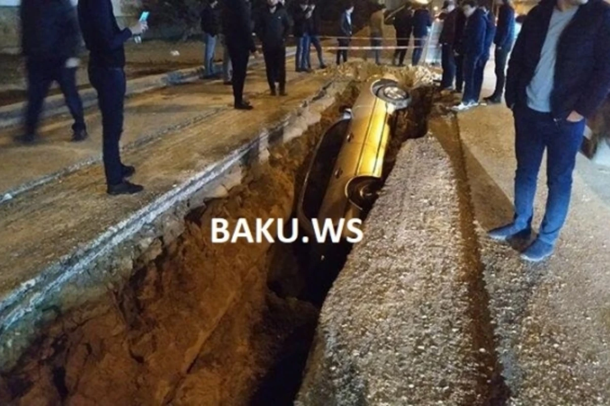 В Баку автомобиль провалился в яму - ВИДЕО