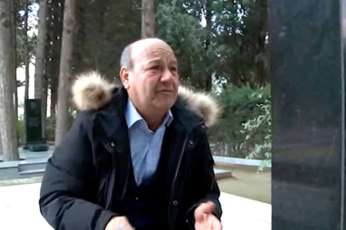 Əli Mirəliyev mərhum sənətkarın məzarında ağladı: Məni ələ salırlar (VİDEO) Əli Mirəliyev mərhum sənətkarın məzarında ağladı: Məni ələ salırlar (VİDEO)