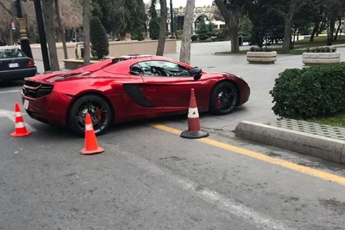 Водитель припарковал автомобиль на территории бакинского бульвара - ФОТО