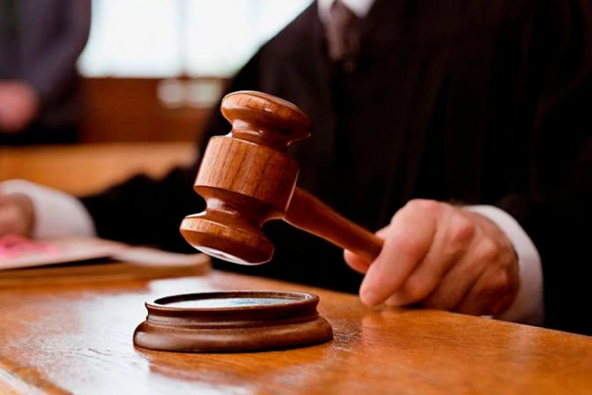 Bakıda 30 yaşlı qızın ölümündə təqsirləndirilən polisə bəraət verildi