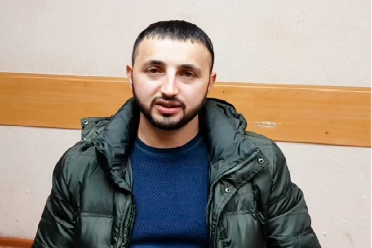 Azərbaycanlı kişi doğum evinin qarşısında etdiyi hərəkətlə hər kəsi ŞOKA SALDI – VİDEO