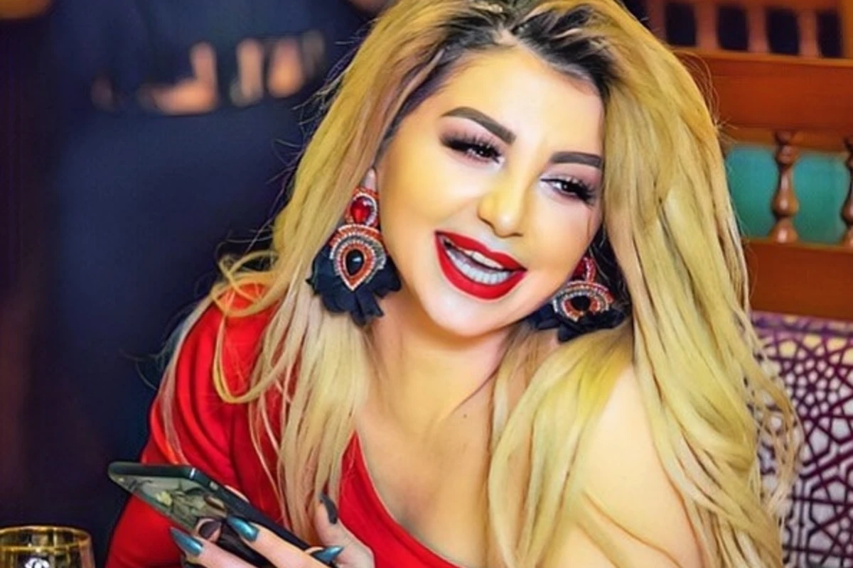Azərbaycanlı müğənni canlı efirdə erotik rəqs etdi (VİDEO) Azərbaycanlı müğənni canlı efirdə erotik rəqs etdi (VİDEO)