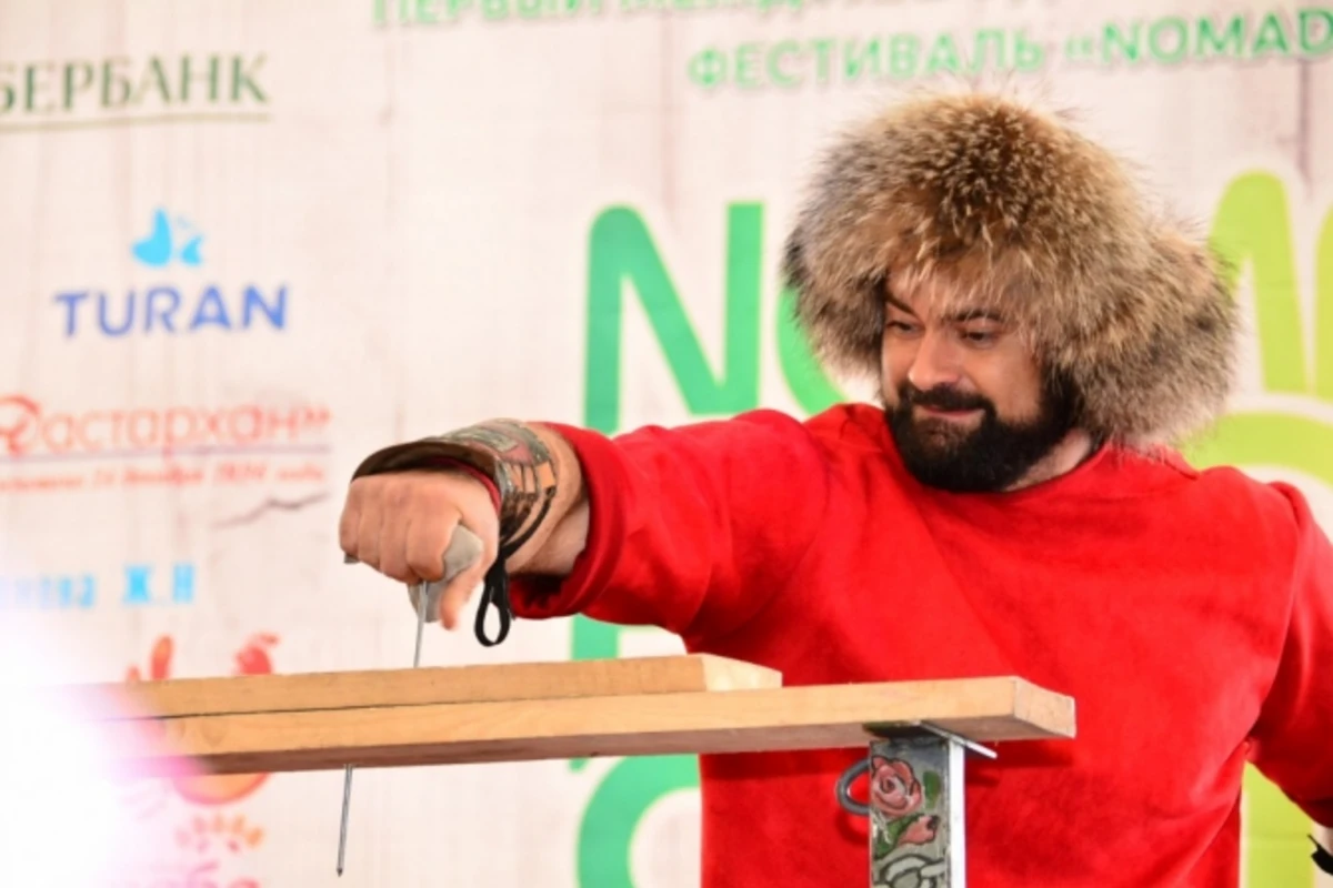 Силач намерен разломать металлический болт руками - трюки на ВИДЕО