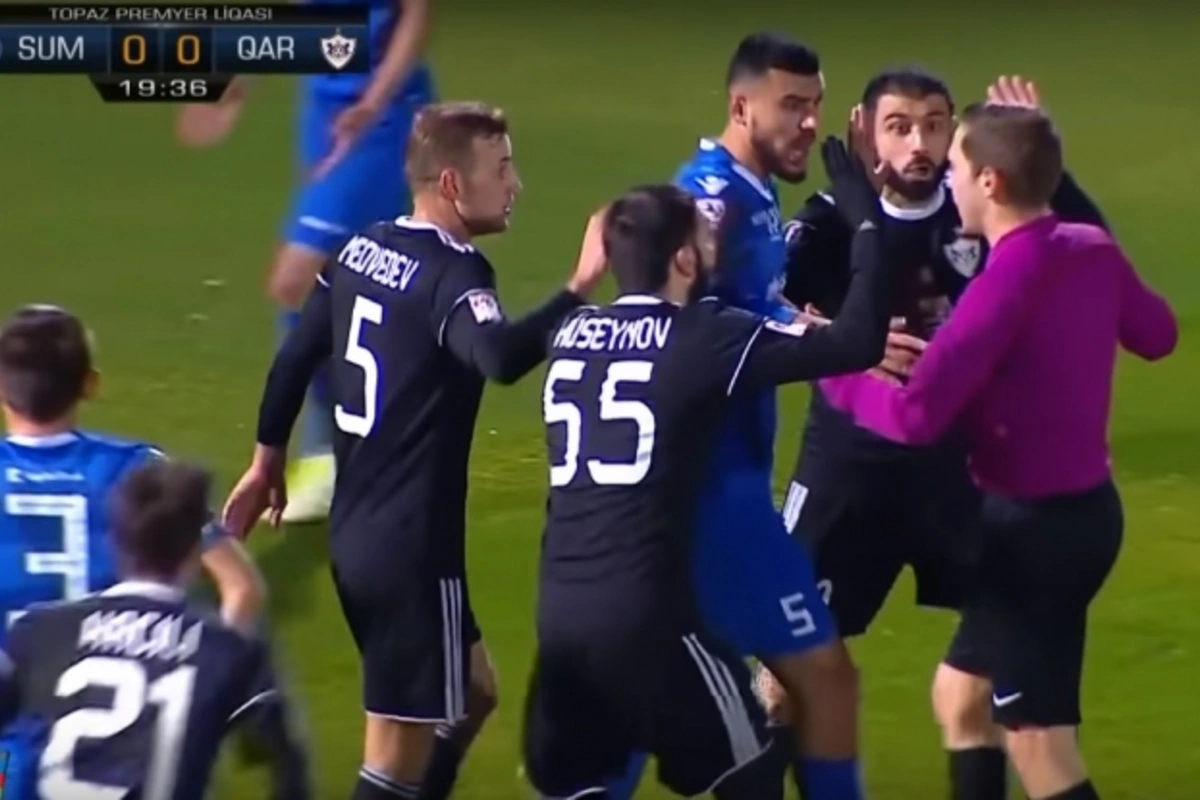 Hakimin qərarı Qarabağın futbolçularını özündən çıxardı (VİDEO)