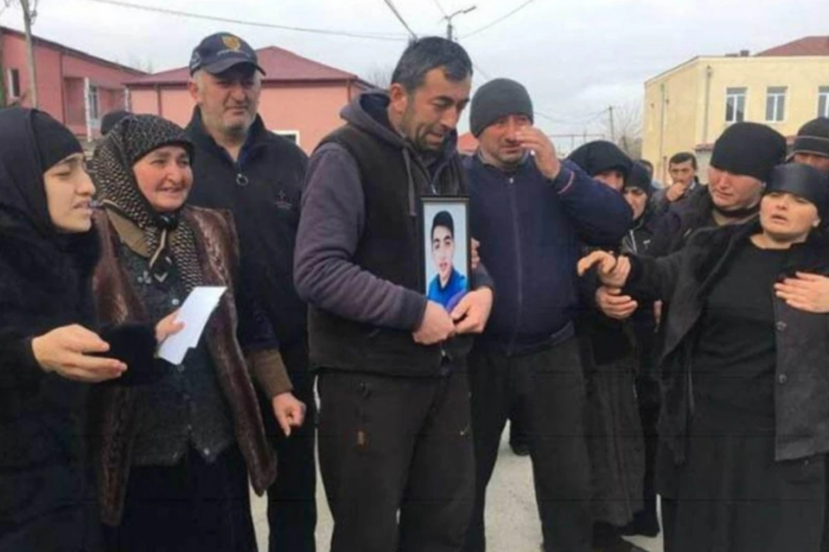 Qətlə yetirilən gəncin ailəsi daxili işlər naziri ilə görüşmək istəyir