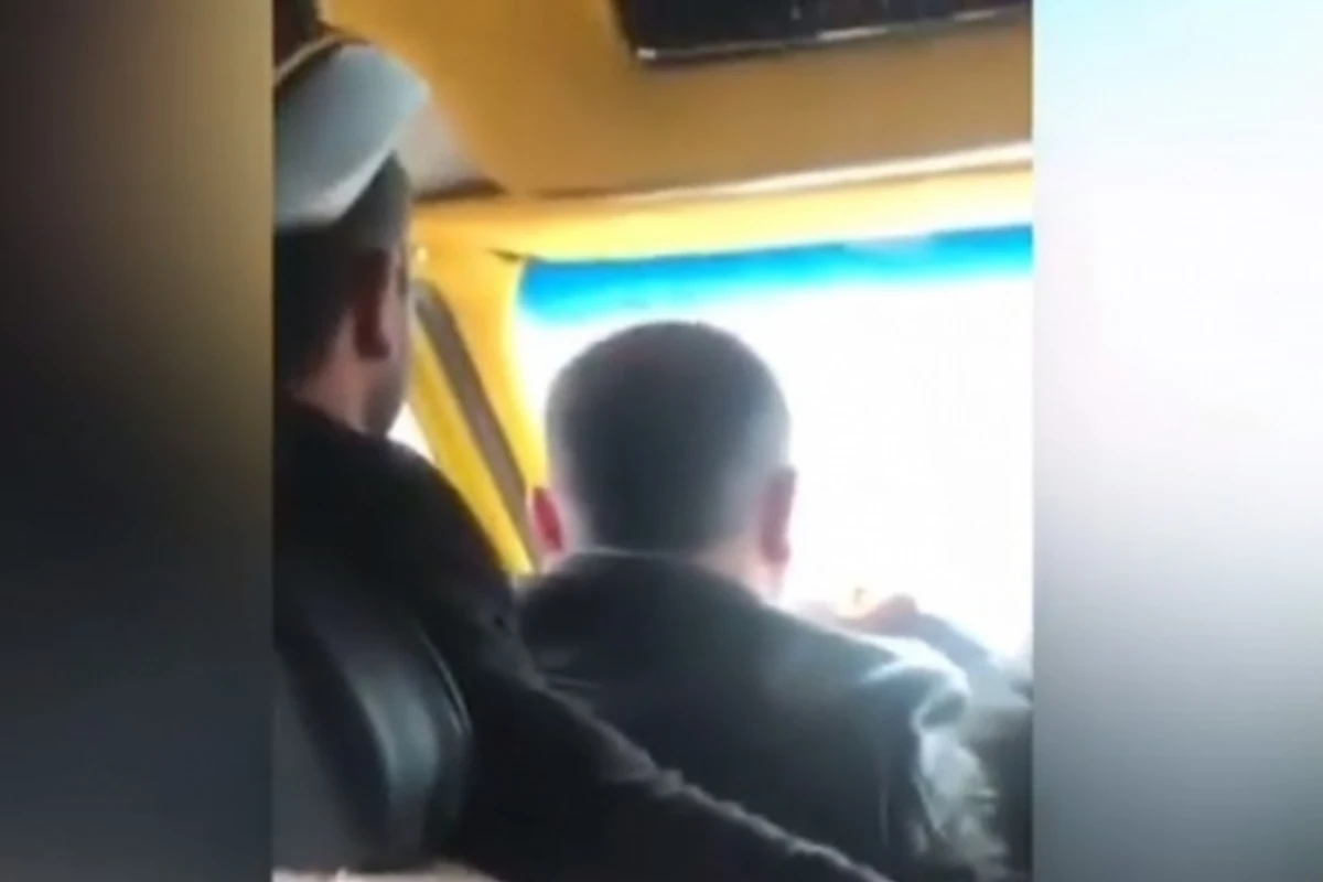 Azərbaycanda sürücü sərnişinin qucağında oturub avtobusu idarə edir- VİDEO Azərbaycanda sürücü sərnişinin qucağında oturub avtobusu idarə edir- VİDEO
