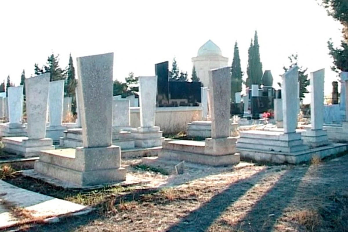 Yasamal qəbiristanlığında ağılları qarışdıran şəkil tapıldı - FOTO