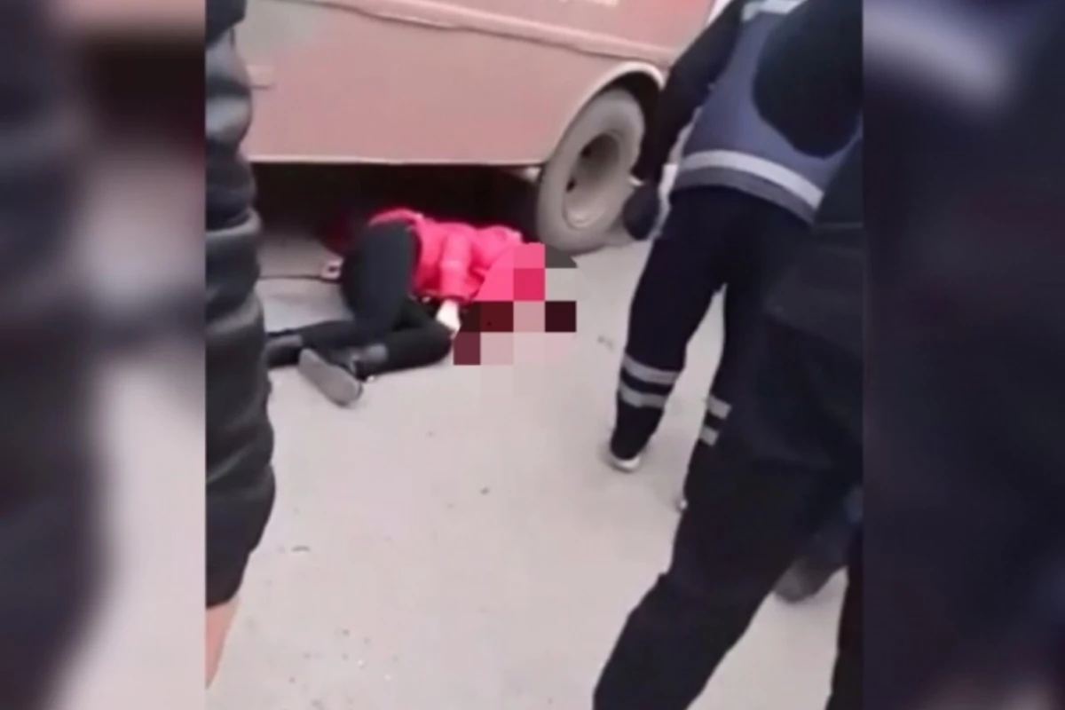 СТРАШНЫЕ КАДРЫ: В Азербайджане автобус переехал девушку - ВИДЕО