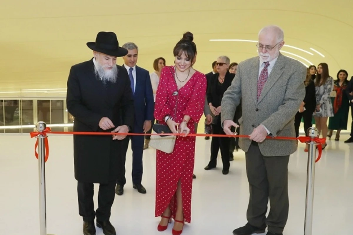Leyla Əliyeva sərgi açılışına qatıldı - FOTOLAR Leyla Əliyeva sərgi açılışına qatıldı - FOTOLAR