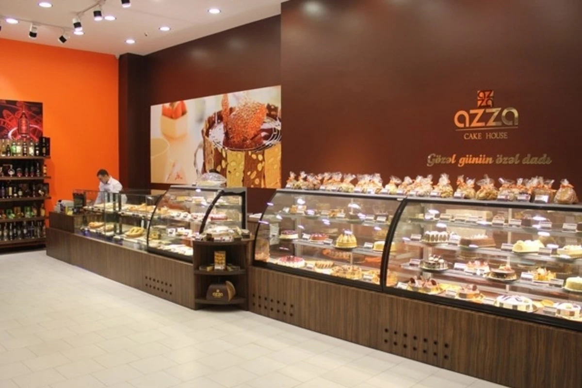 В купленном из AZZA торте найден целлофановый пакет - ФОТО