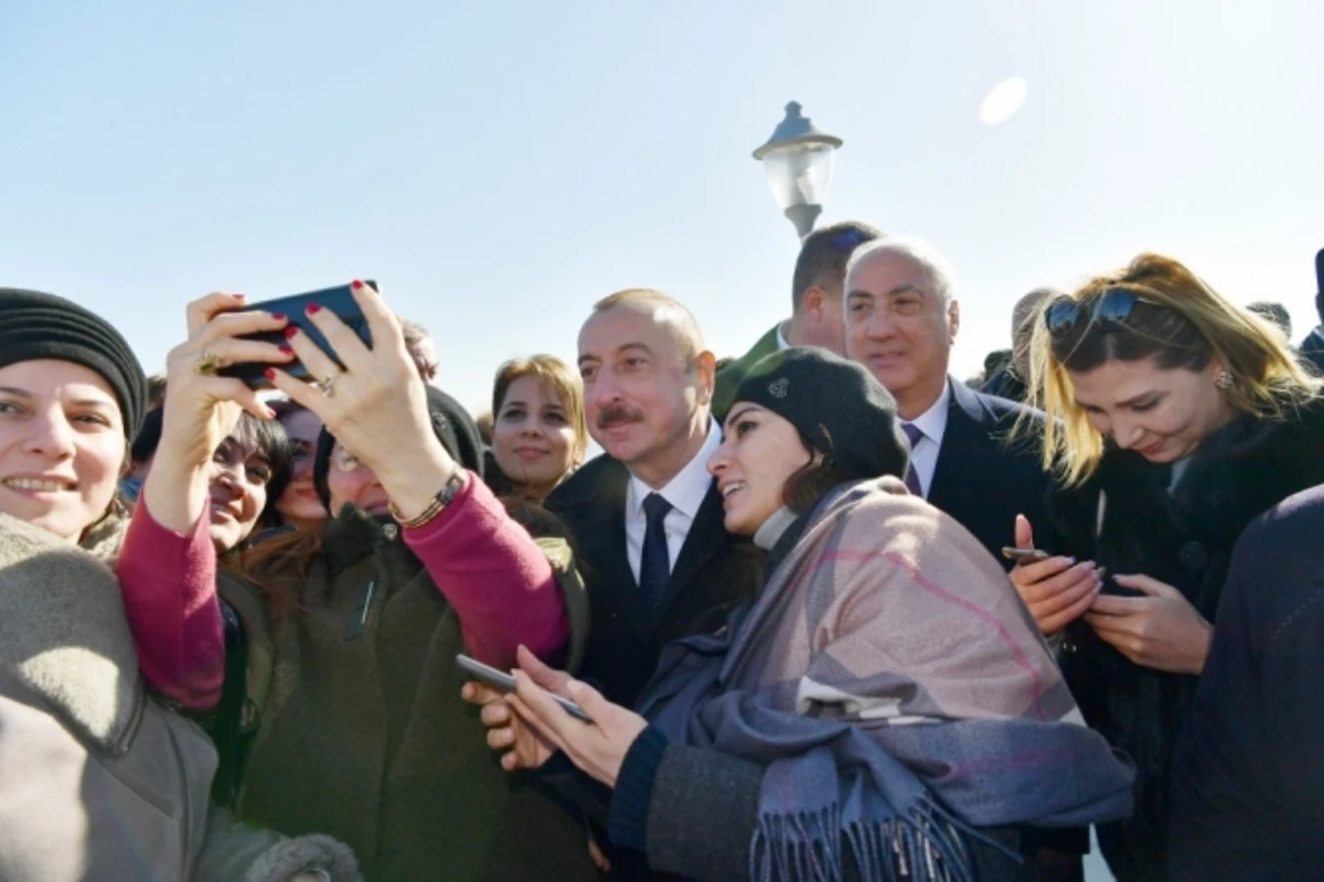 İlham Əliyev xalqın arasında  - sakinlərlə selfi çəkdirdi (FOTO)