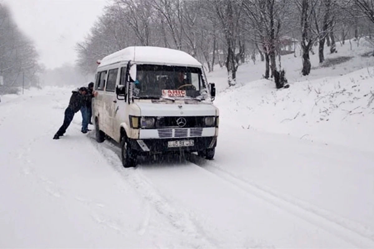 Снег парализовал движение на дороге Баку-Шамахы – ВИДЕО+ФОТО