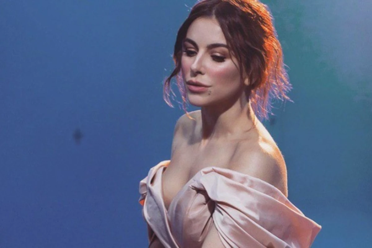 Обнаженные плечи и грудь Ани Лорак в эпатажном платье восхитили мужчин - ФОТО