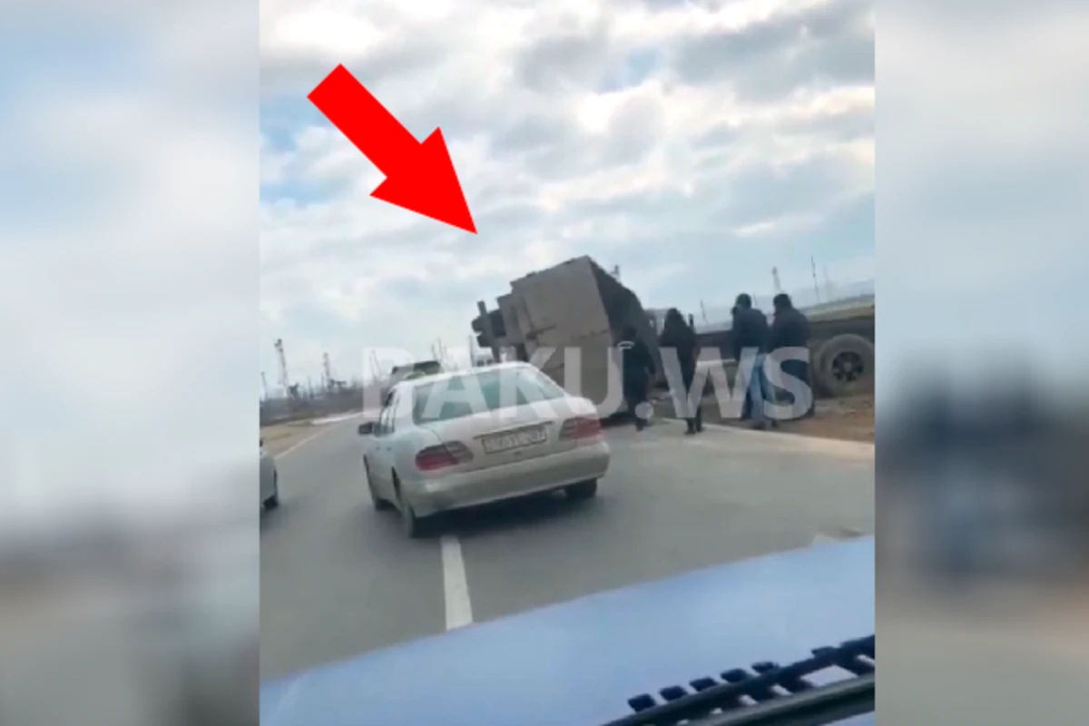 В Баку перевернулся грузовой автомобиль - ВИДЕО