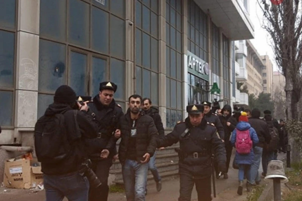 Bakıda yanğın baş verən binaya girən gəncdən ağlagəlməz addım - polis saxladı