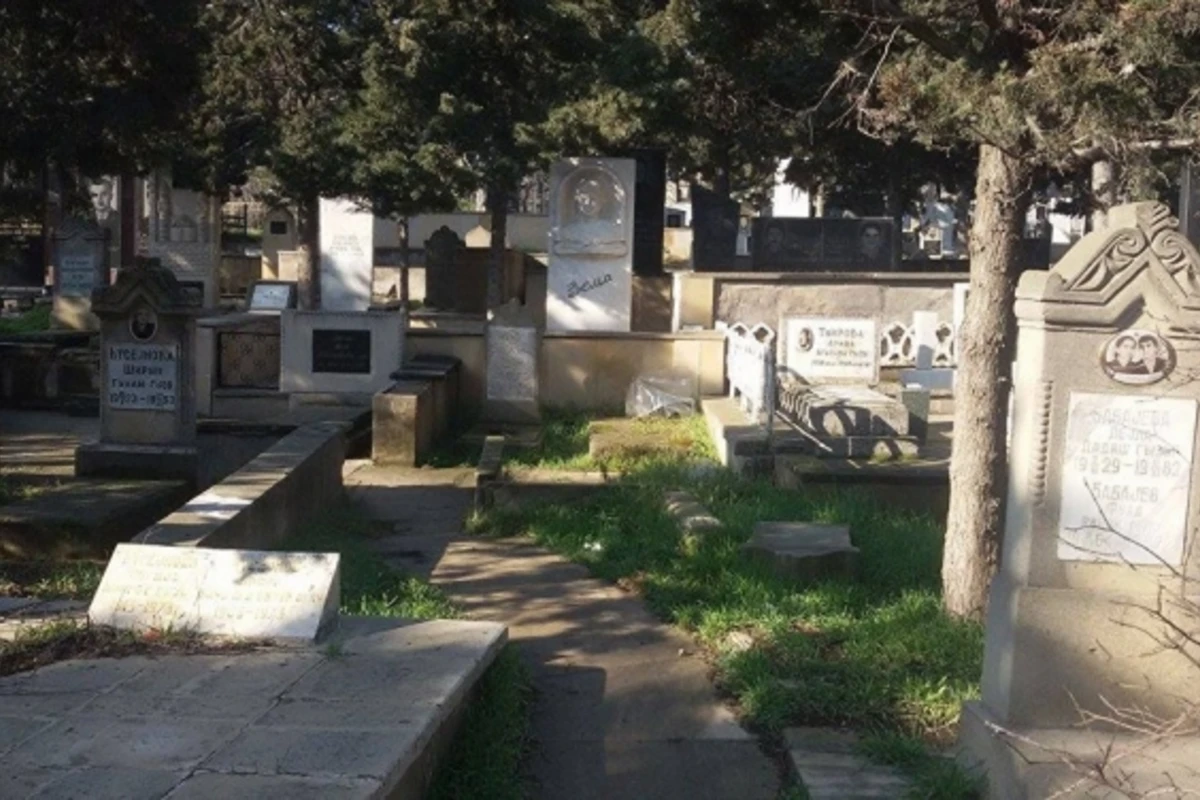 Yasamal qəbiristanlığında Şeytan izləri - FOTO