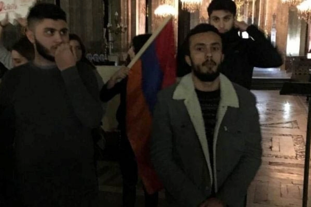Parisdə Xocalı soyqırımı tədbiri keçirilən kilsəyə ermənilər basqın ediblər – FOTO