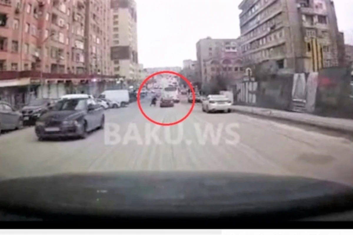 В Баку женщина намеренно бросилась под колеса автомобиля – ВИДЕО